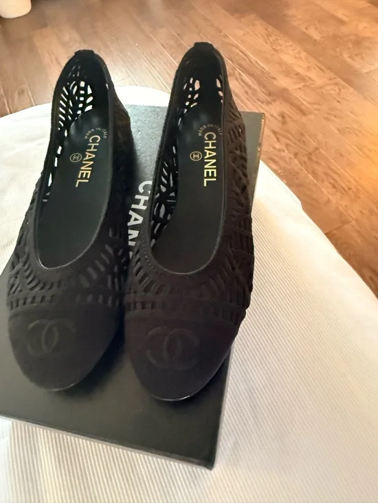 CHANEL Black Laser-Cut Ballet Flats 39 BALLET FLATS
Embroidered Cotton - Picture 10 of 12